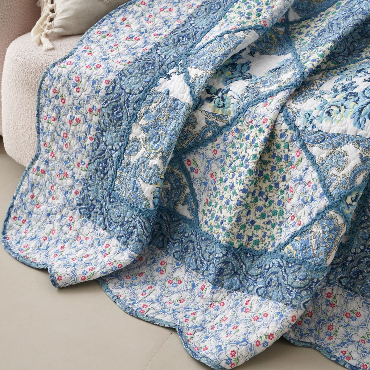 Tache Petal Dance White Blue Floral Vintage Garden Scalloped Cotton Patchwork Quilted Throw Blanket (JHW-646)