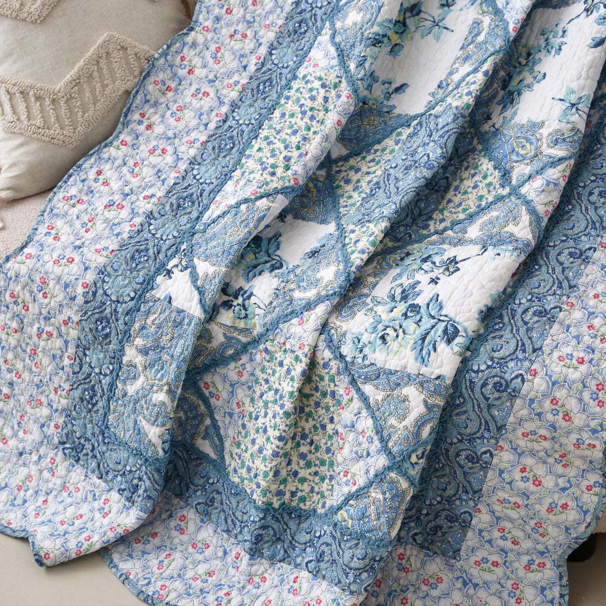 Tache Petal Dance White Blue Floral Vintage Garden Scalloped Cotton Patchwork Quilted Throw Blanket (JHW-646)